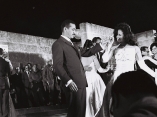 Juan Almeida Bosque presentando la Reina del Carnaval, 1964. (Foto Deena Stryker)