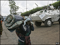 Desplazada en Goma camina al frente de un tanque de la ONU