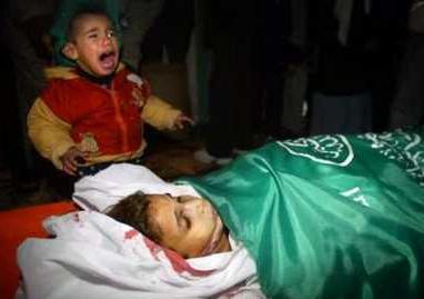 Niño en el entierro de su hermana Aya Al Astal, a la que  dispararon soldados israel�es